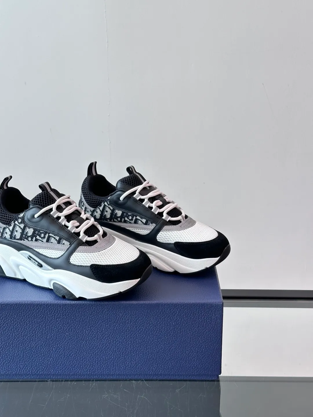 Factory price: 480💰 ◾️▫️Dior D®️ x 🆕 (high version) B22 men's jogging fashion sneakers, this single product draws inspiration from retro jogging shoes. It adopts a thick low-top design, with an upper made of black cow leather and mesh fabric, and a black and white engraved rubber sole. Black mesh fabric tongue and heel counters complement black laces, with an embossed "Di~r" logo embellishment on the side. These sneakers can be mixed and matched with a classic suit for a sporty chic look! Size: 39-45 (38, 46, 47 can be customized)